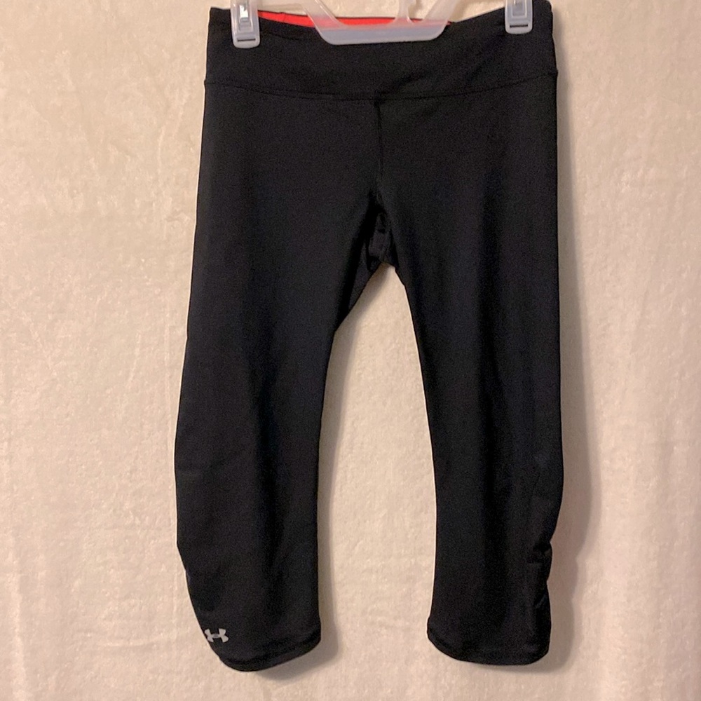 Women’s Under Armour small capri leggings black and pink